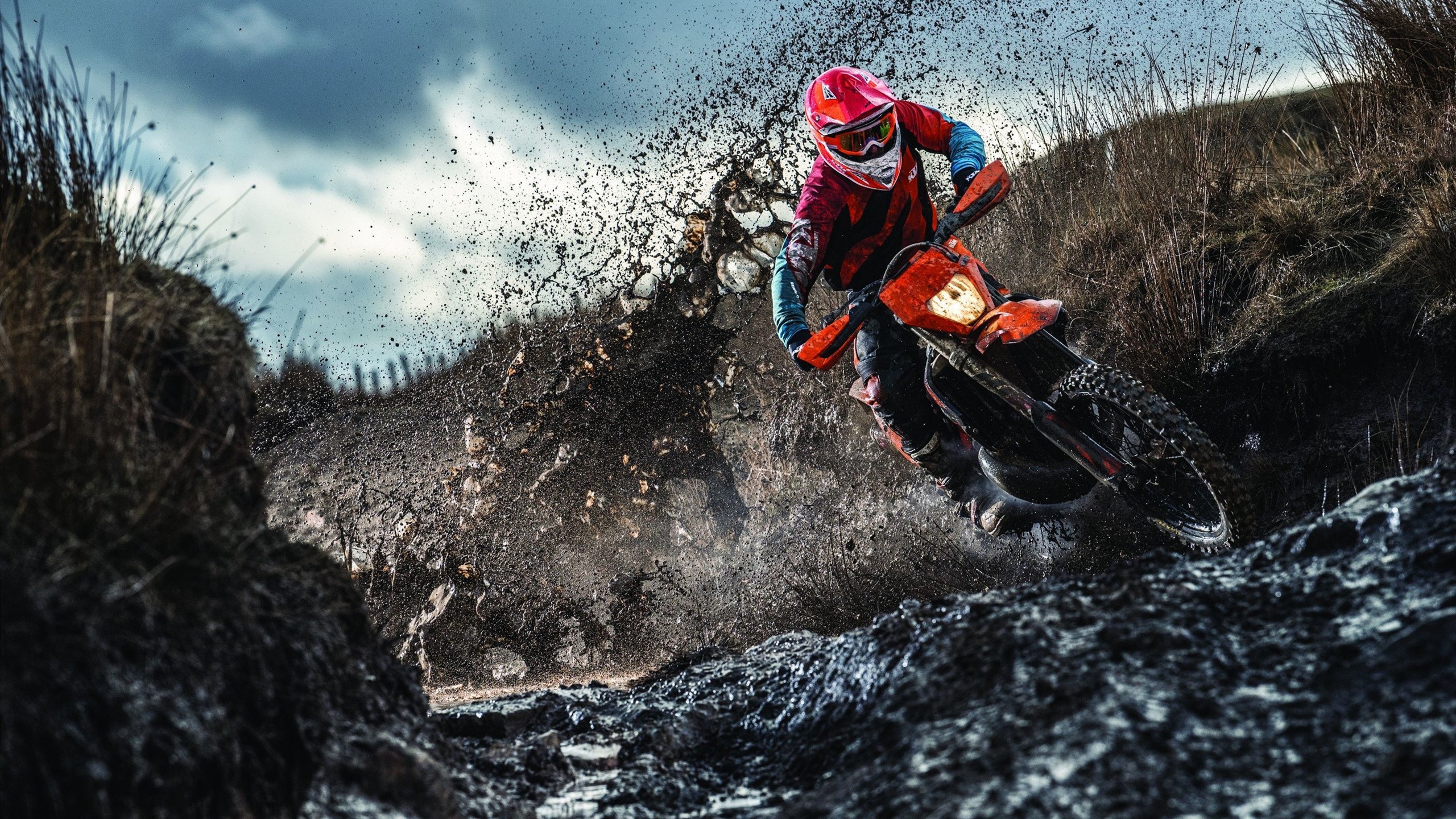 瀑布飞跃极限运动大赛，激流勇进的惊险瞬间，瀑布飞扬